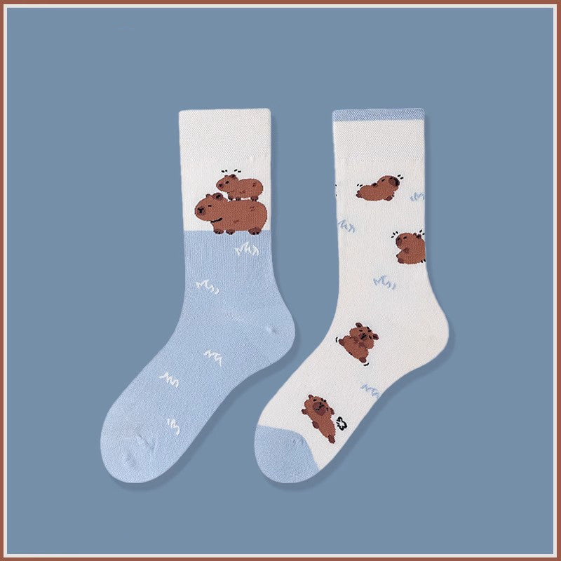 Capybara pattern crew socks made of soft cotton, featuring a cute and cozy animal design, comfortable and breathable for daily wear or gifting.